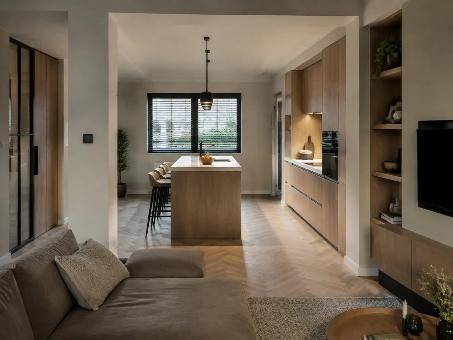 Afgewerkte woonkamer en keuken met maatwerk houten details